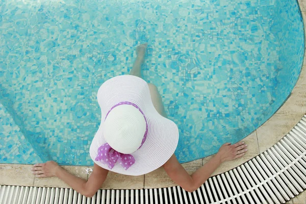 Girl in a hat in the water pool — Stock Photo, Image