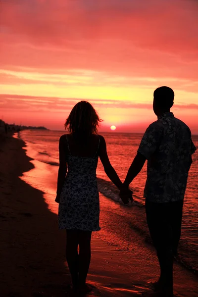 Σιλουέτα του ένα ζευγάρι ερωτευμένων στο ηλιοβασίλεμα — Φωτογραφία Αρχείου