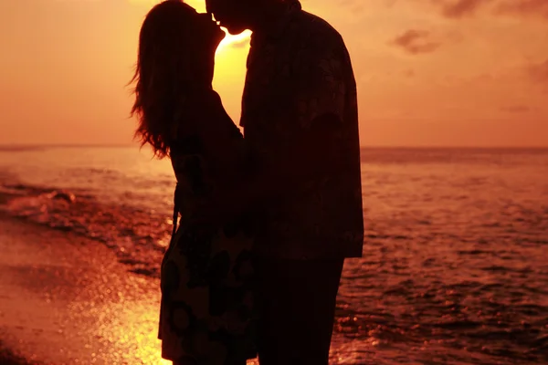 Silhouette d'un couple amoureux au coucher du soleil — Photo