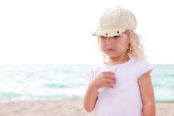 Маленька дівчинка грає на березі моря — стокове фото
