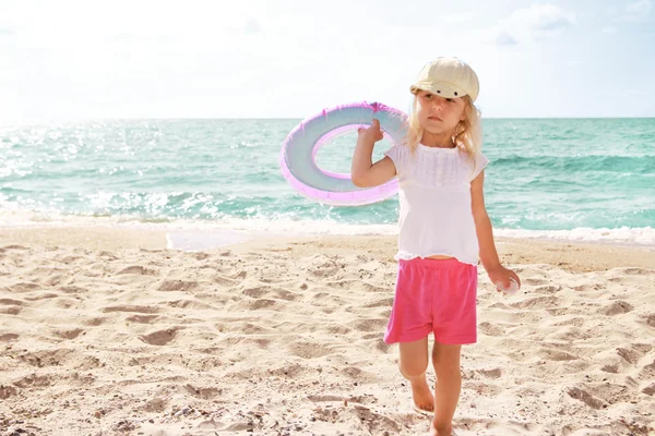 Little girl playing on the sea shore — Stock Photo, Image