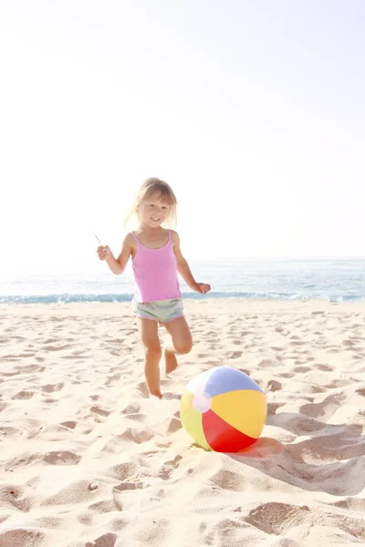 Deniz kıyısında oynayan küçük kız — Stok fotoğraf