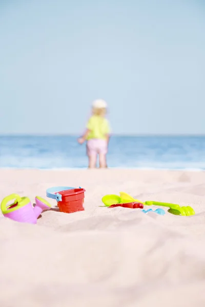 Holčička hraje na břehu moře — Stock fotografie