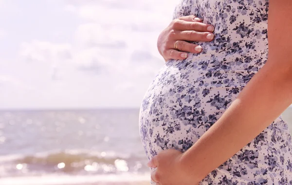 Zwangere vrouw op het strand — Stockfoto