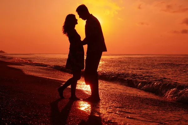 Silueta de una pareja amorosa al atardecer — Foto de Stock