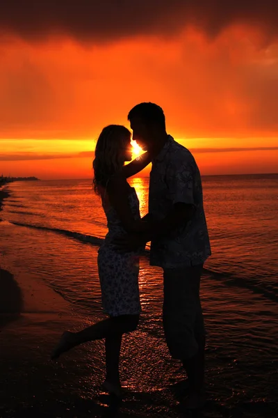 Silhuett av ett älskande par vid solnedgången — Stockfoto