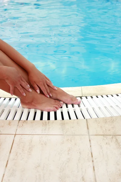 su havuzu kadın bacakları