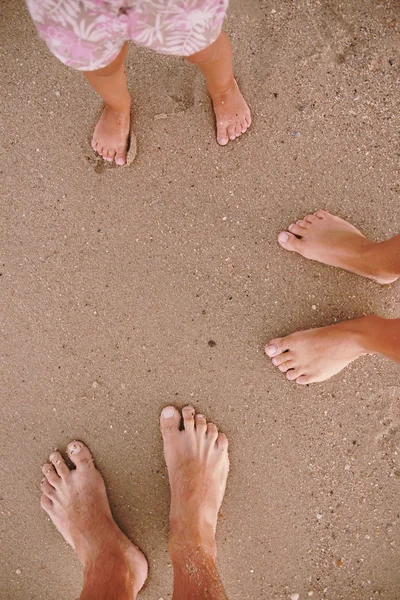 Les pieds de famille dans le sable — Photo