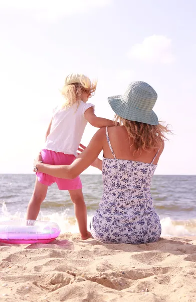 Mama och hennes lilla dotter på stranden — Stockfoto