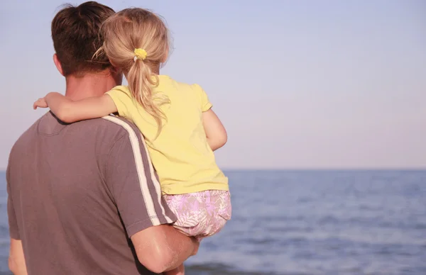 Otec a dcera na břehu moře — Stock fotografie