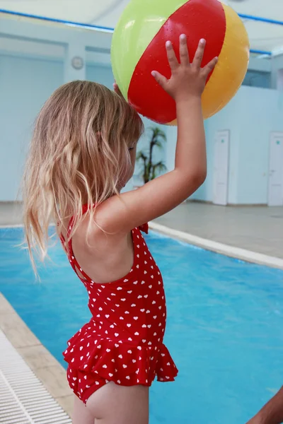 Mooi meisje in het zwembad water — Stockfoto