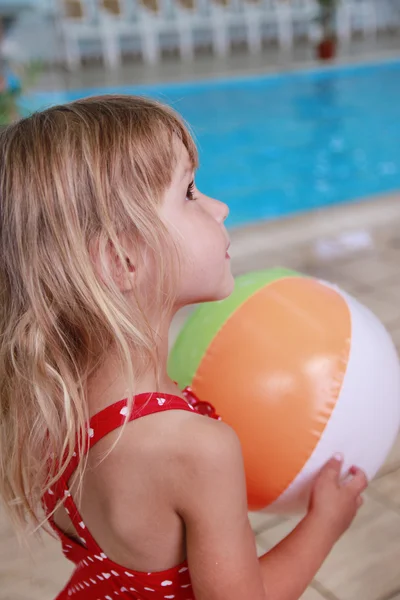 Hermosa niña en la piscina de agua — Foto de Stock