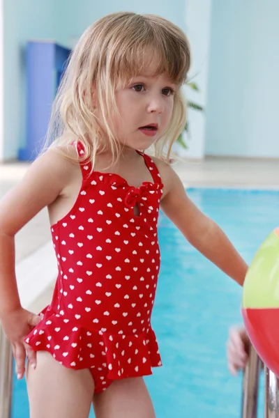 Belle petite fille dans la piscine d'eau — Photo