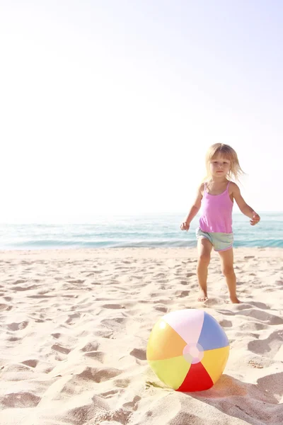 Petite fille jouant sur le rivage de la mer — Photo