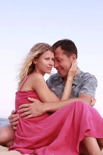 Couple in love on the sea — Stock Photo, Image