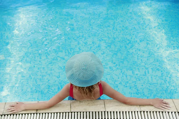 Girl in a hat in the water pool — Stock Photo, Image