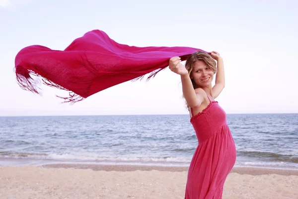 Donna incinta sulla spiaggia — Foto Stock