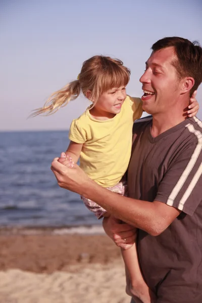 Father and daughter on the sea shore — Stock Photo, Image