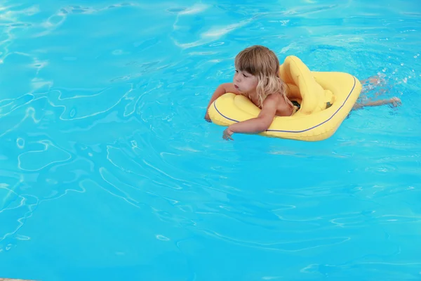 Chica nada en una piscina con un círculo — Foto de Stock