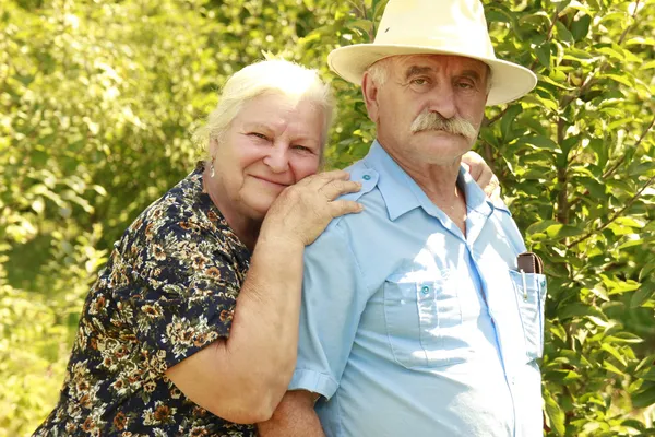 Casal de idosos apaixonados ao ar livre — Fotografia de Stock