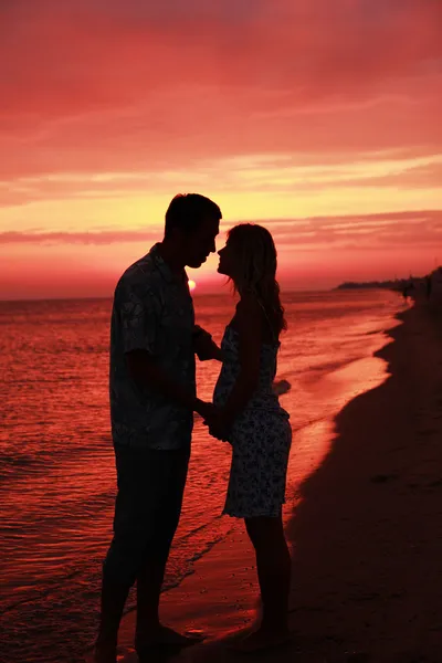 Silhueta de um casal amoroso ao pôr do sol — Fotografia de Stock