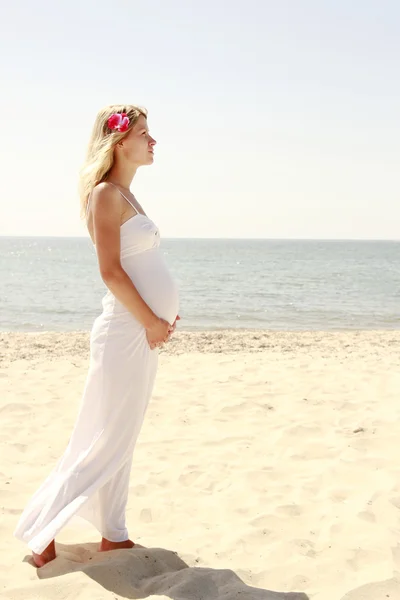 Zwangere vrouw op het strand — Stockfoto