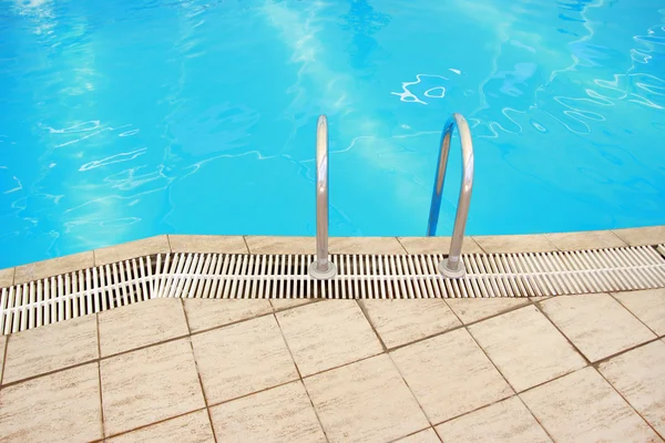 Stappen in een pool van water — Stockfoto