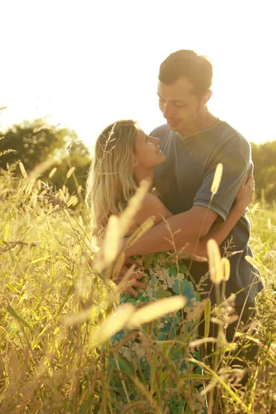 Pareja enamorada al aire libre —  Fotos de Stock