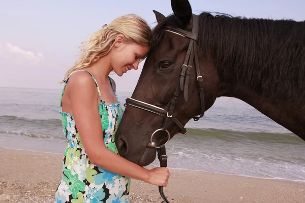 Mädchen mit Pferd am Meer — Stockfoto