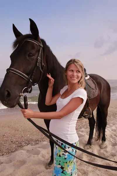 Menina com um cavalo à beira-mar — Fotografia de Stock