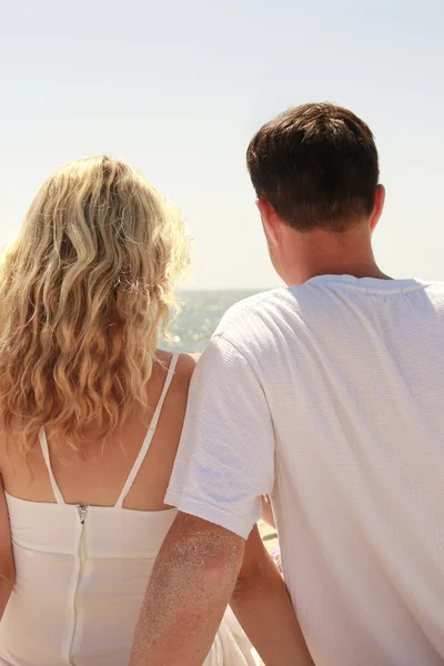 Couple in love on the shore of the sea — Stock Photo, Image