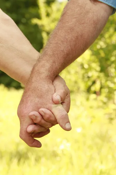 Twee handen van een bejaarde echtpaar — Stockfoto