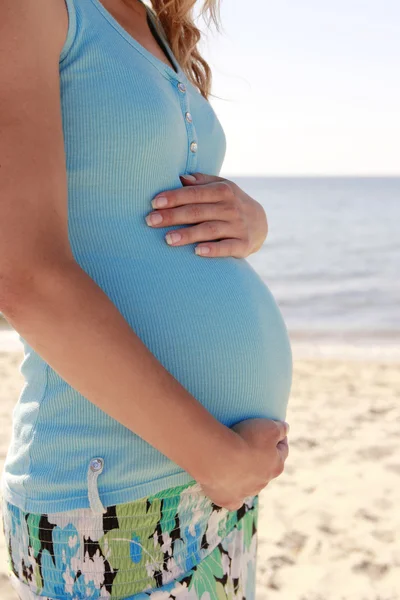 Sahilde hamile bir kadın. — Stok fotoğraf
