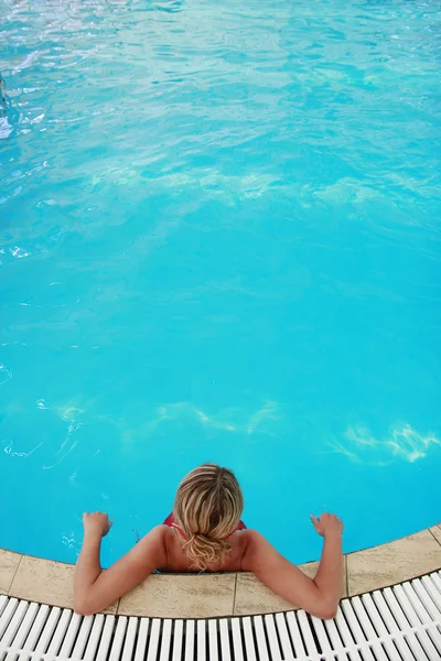 Mooi meisje in water zwembad — Stockfoto