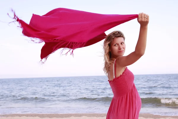 Mulher grávida com um lenço na praia — Fotografia de Stock