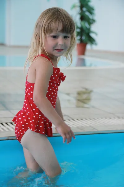 Niña en la piscina de agua — Foto de Stock