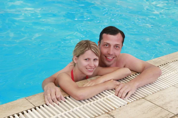 Pareja amorosa en la piscina de agua — Foto de Stock