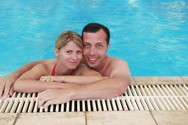 Coppia amorevole nella piscina d'acqua — Foto Stock