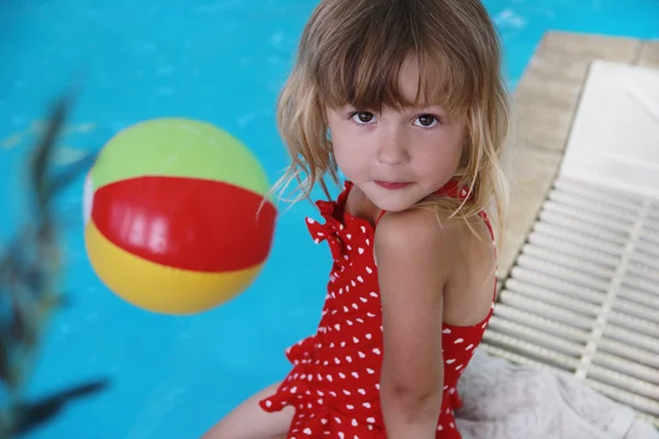 Niña en la piscina de agua — Foto de Stock