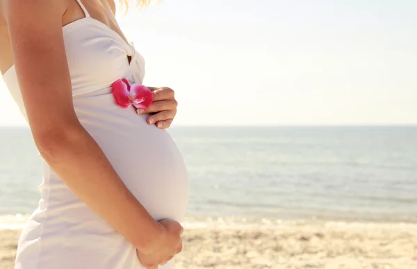 Gravid kvinna på stranden — Stockfoto