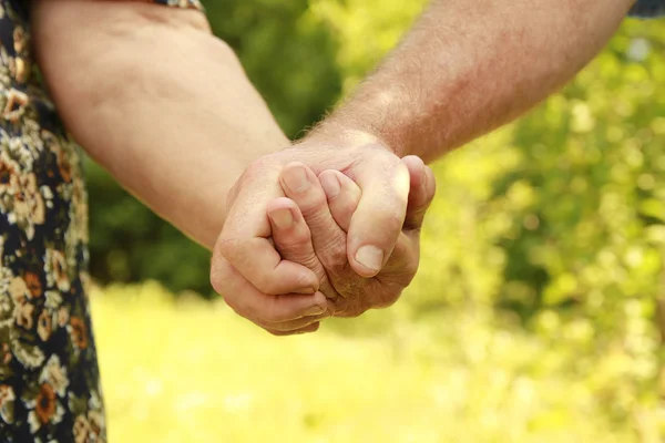 Twee handen van een bejaarde echtpaar — Stockfoto