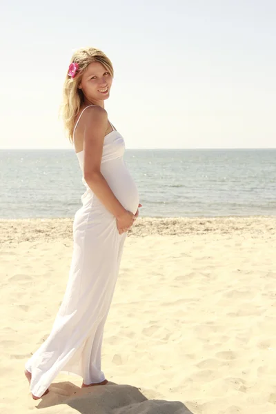 Pregnant woman on the beach — Stock Photo, Image