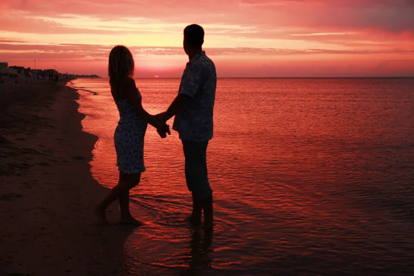 Silhouette d'un couple amoureux au coucher du soleil — Photo