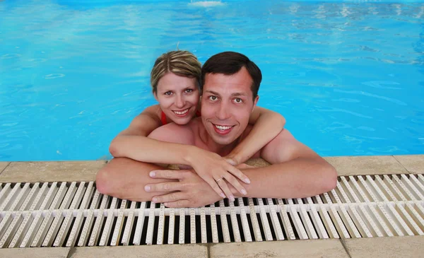 Pareja amorosa en la piscina de agua — Foto de Stock