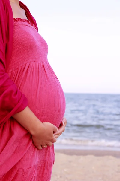 Zwangere vrouw op het strand — Stockfoto