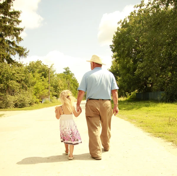 Abuelo y nieta están en el camino —  Fotos de Stock