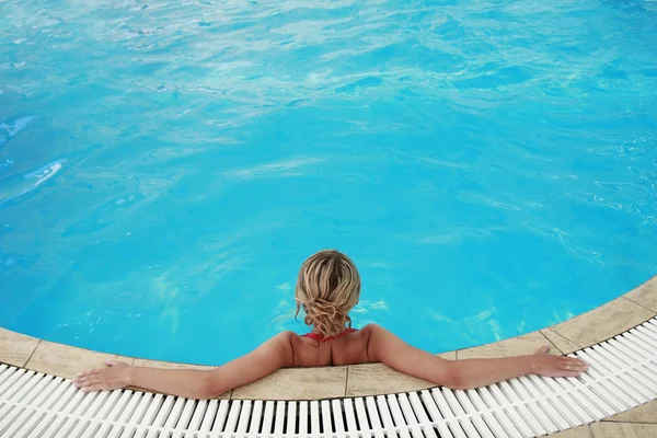 Giovane bella ragazza in piscina d'acqua — Foto Stock