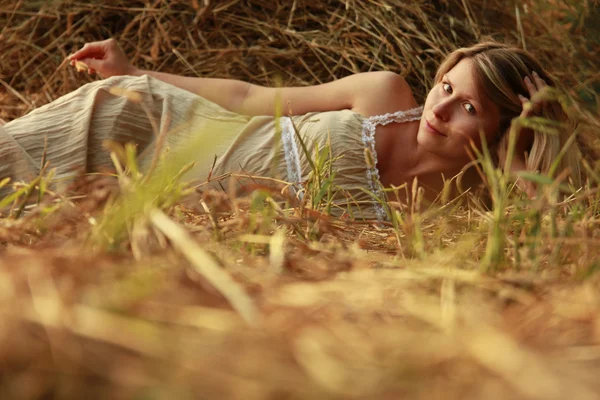 Femme enceinte sur la nature près des meules de foin — Photo
