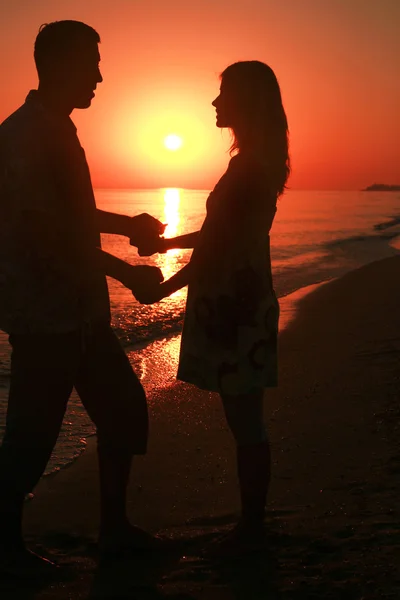 Silhueta de um casal amoroso ao pôr do sol — Fotografia de Stock