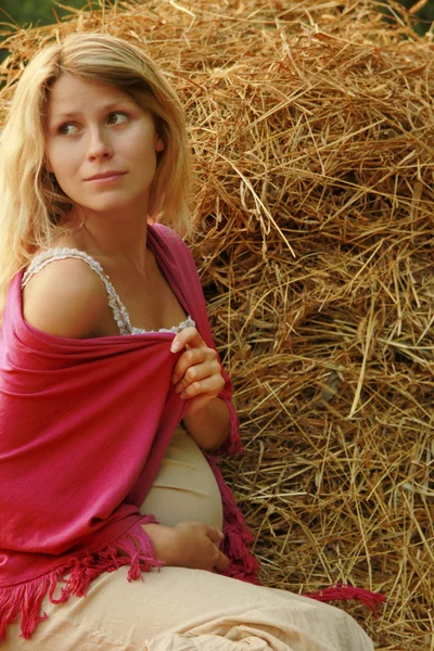 自然、干し草の山の近くに妊娠中の女性 — ストック写真